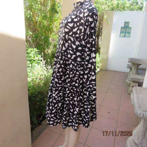Monochrome long sleeve tiered dress with graphic print in soft stretch polyester. Size 38