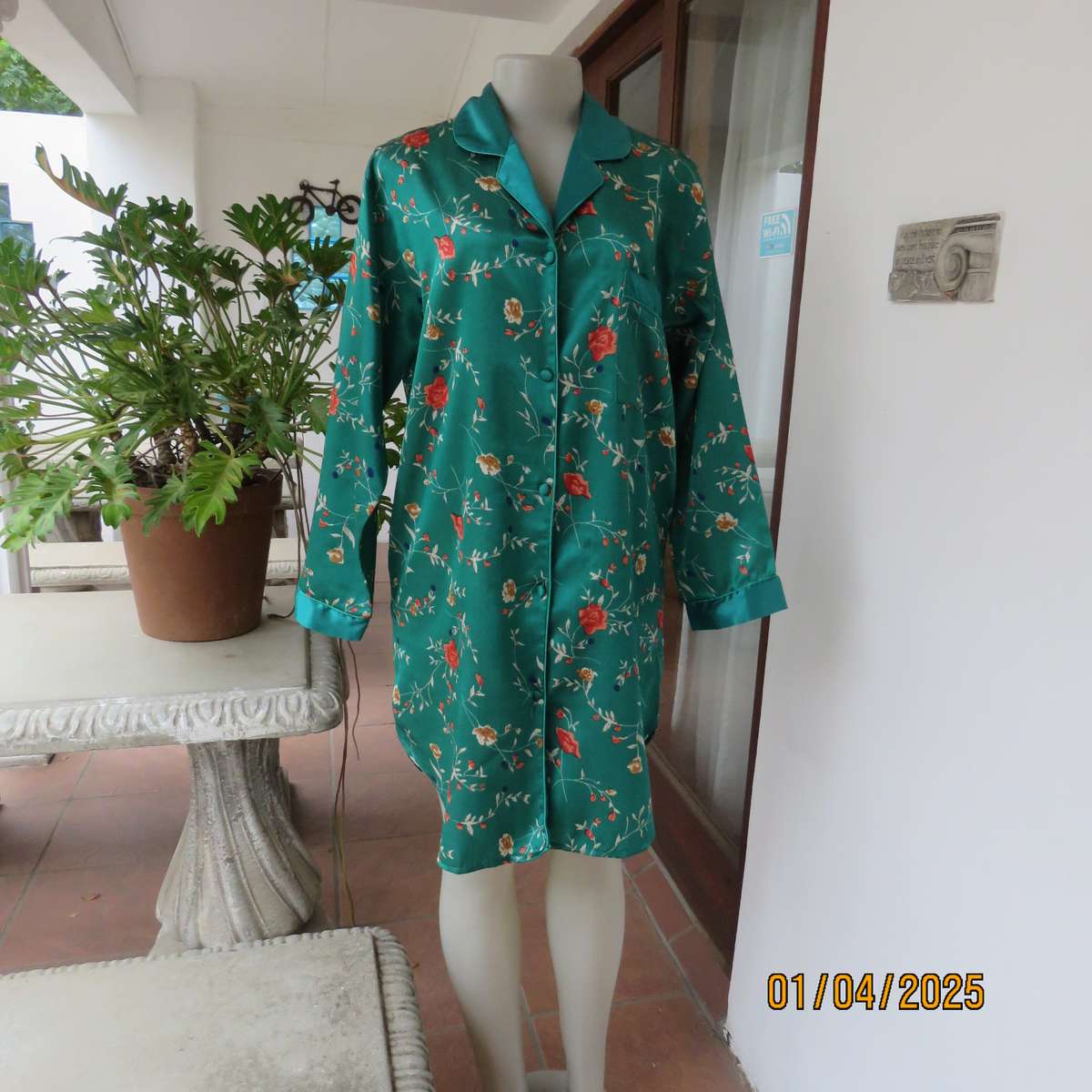 BLUSH long sleeve short jade green nighty in satin polyester. Size 36. Peach flowers.