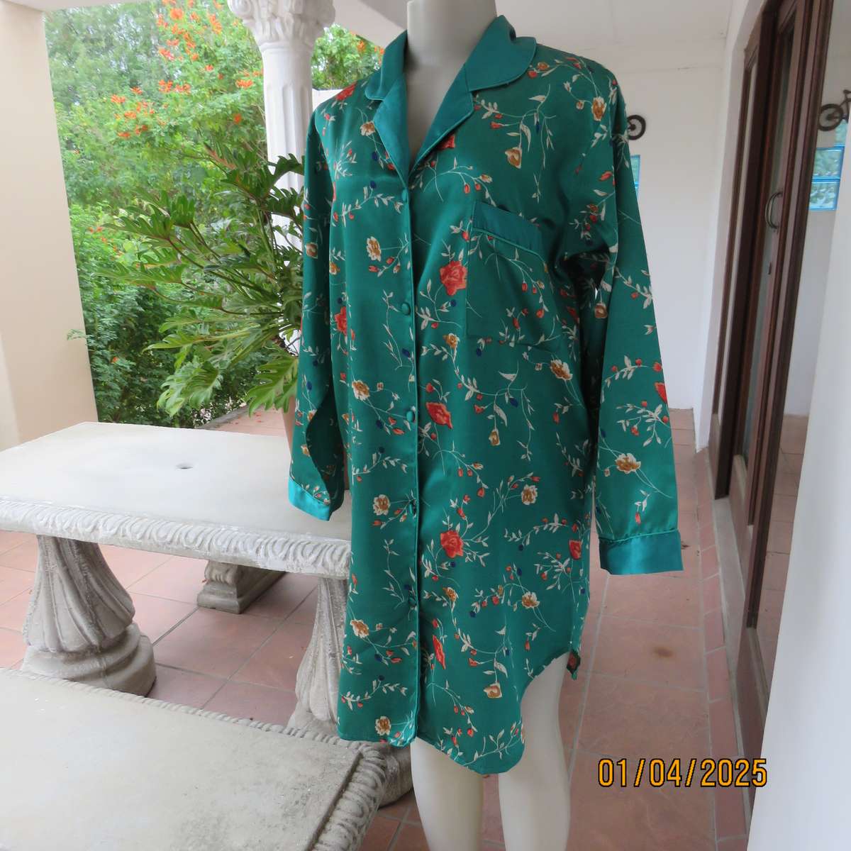 BLUSH long sleeve short jade green nighty in satin polyester. Size 36. Peach flowers.