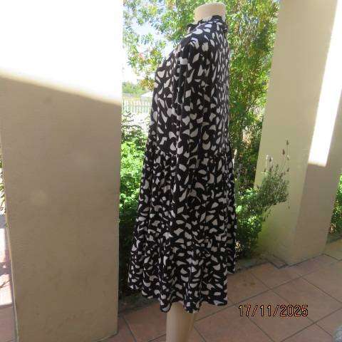 Monochrome long sleeve tiered dress with graphic print in soft stretch polyester. Size 38