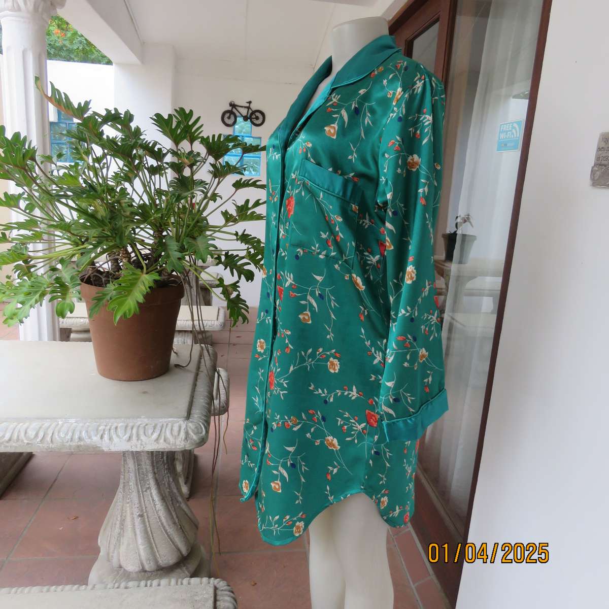 BLUSH long sleeve short jade green nighty in satin polyester. Size 36. Peach flowers.
