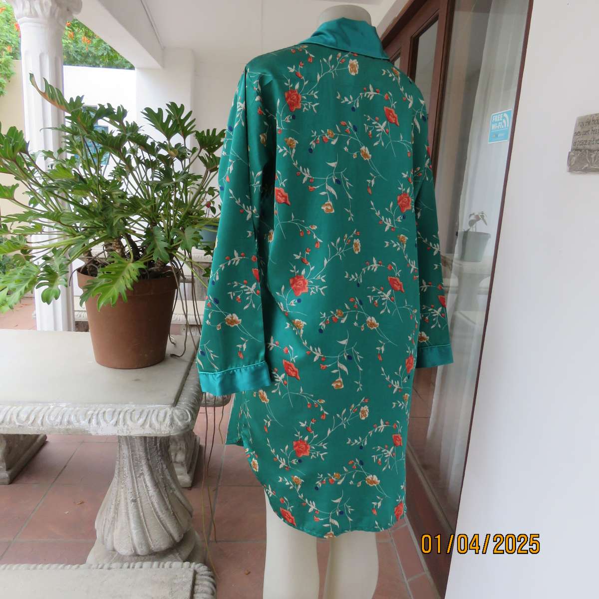 BLUSH long sleeve short jade green nighty in satin polyester. Size 36. Peach flowers.