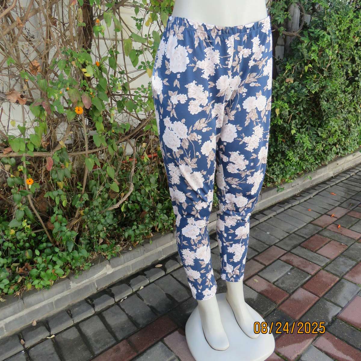 Navy stretch polyester stretch pants with white-beige flowers. Size 40