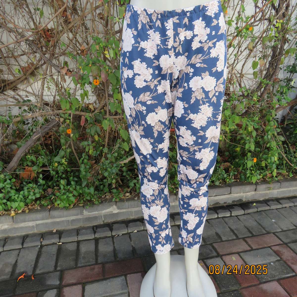 Navy stretch polyester stretch pants with white-beige flowers. Size 40