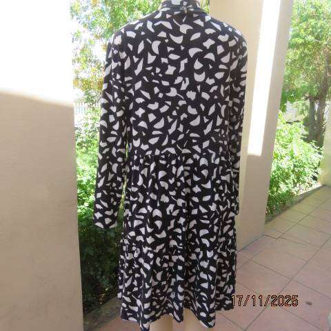 Monochrome long sleeve tiered dress with graphic print in soft stretch polyester. Size 38