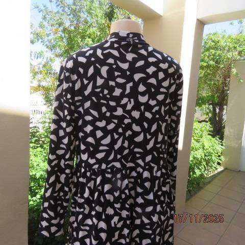 Monochrome long sleeve tiered dress with graphic print in soft stretch polyester. Size 38