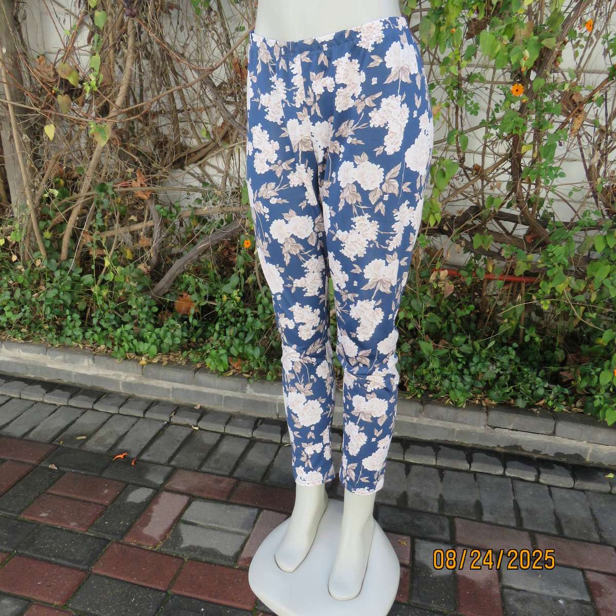 Navy stretch polyester stretch pants with white-beige flowers. Size 40