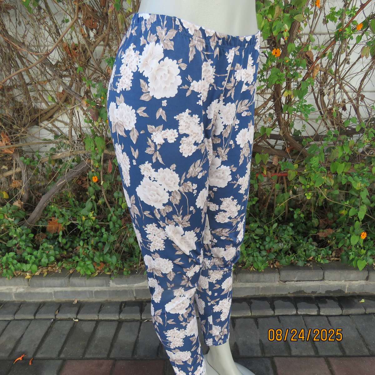 Navy stretch polyester stretch pants with white-beige flowers. Size 40