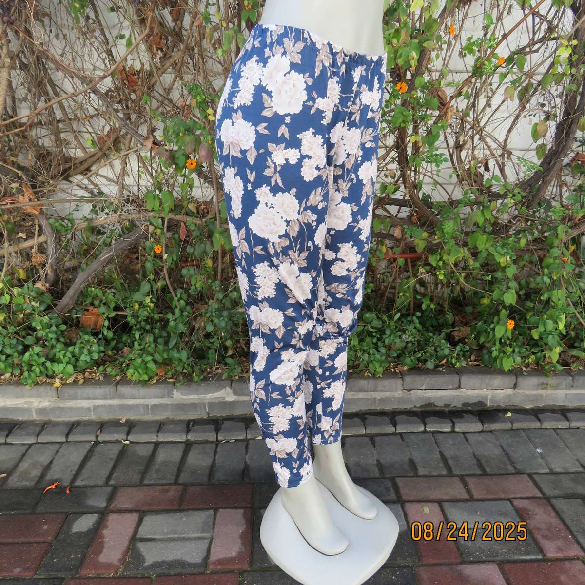 Navy stretch polyester stretch pants with white-beige flowers. Size 40