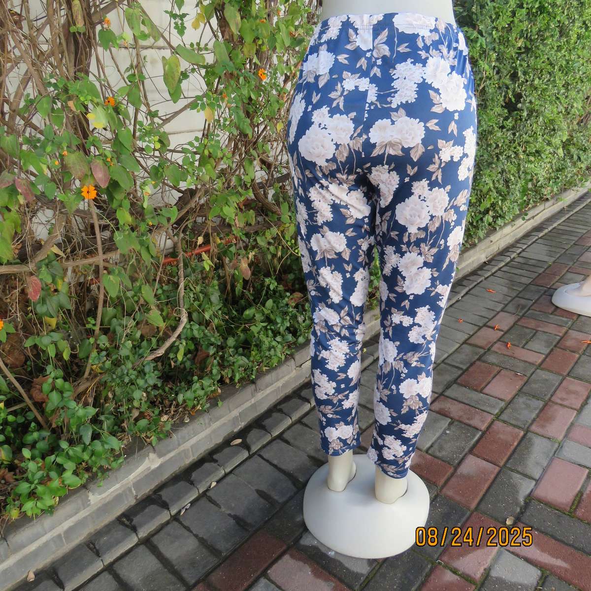 Navy stretch polyester stretch pants with white-beige flowers. Size 40