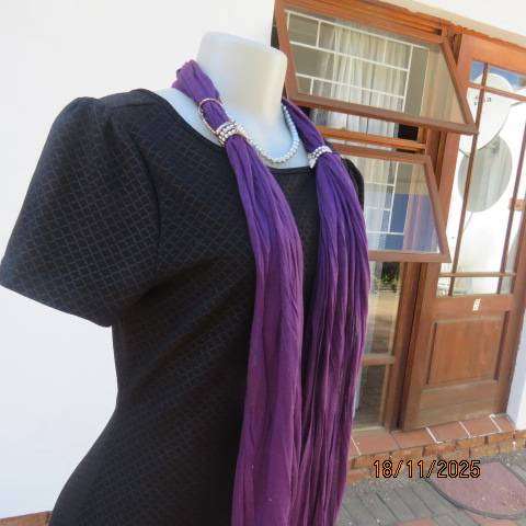 Black capped sleeve stretch textured diamond print polyester dress in size 34
