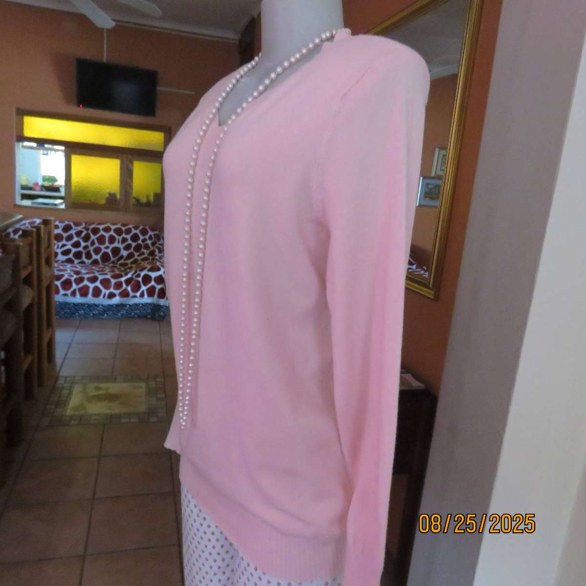Soft peach pink pull over long sleeve V neck polyester-viscose-nylon cardigan. Size 38