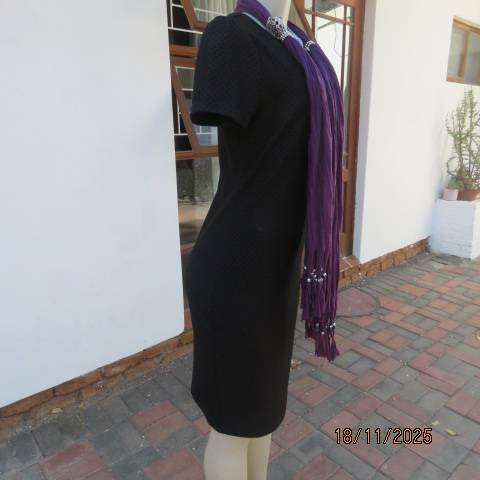 Black capped sleeve stretch textured diamond print polyester dress in size 34