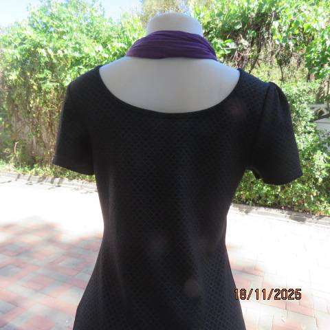 Black capped sleeve stretch textured diamond print polyester dress in size 34