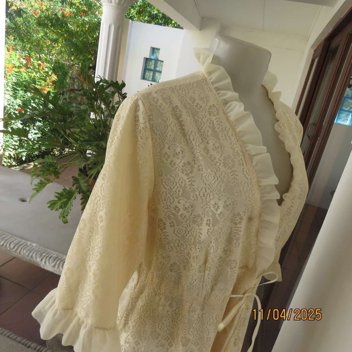 PRINCESS nostalgic rich cream nylon-lace button down night gown size Medium.
