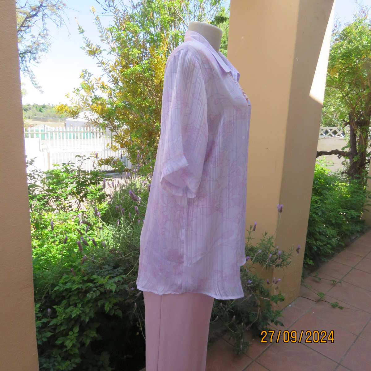 REFLEX opaque pale lavender striped-floral short sleeve top. Size 42.