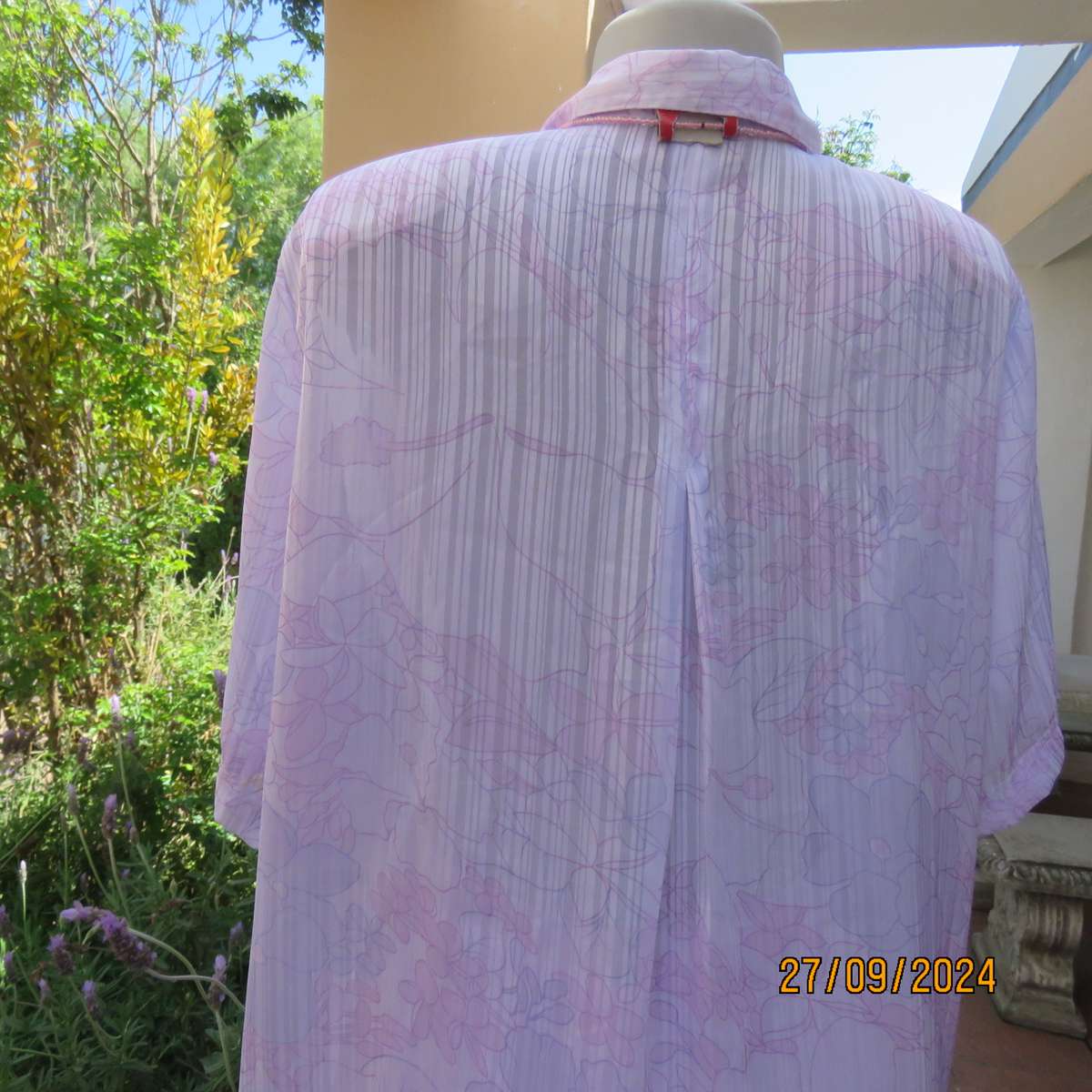 REFLEX opaque pale lavender striped-floral short sleeve top. Size 42.