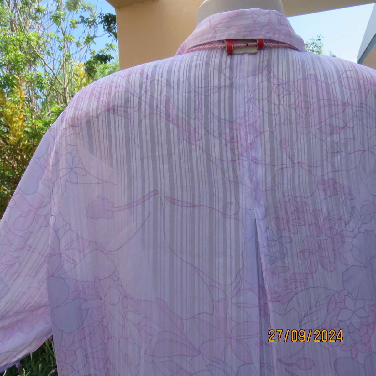 REFLEX opaque pale lavender striped-floral short sleeve top. Size 42.
