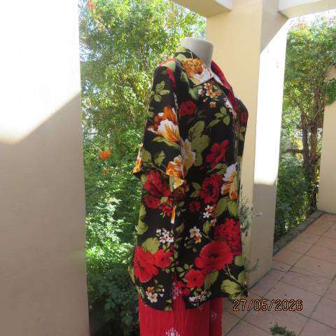 Hongyue black short sleeve polyester top with bold red and gold-yellow flowers, size 42