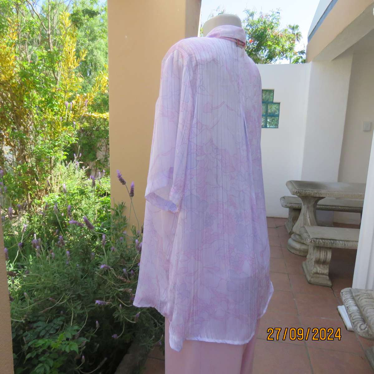 REFLEX opaque pale lavender striped-floral short sleeve top. Size 42.