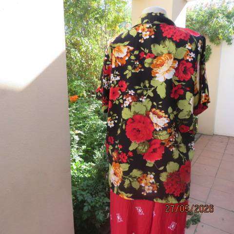Hongyue black short sleeve polyester top with bold red and gold-yellow flowers, size 42