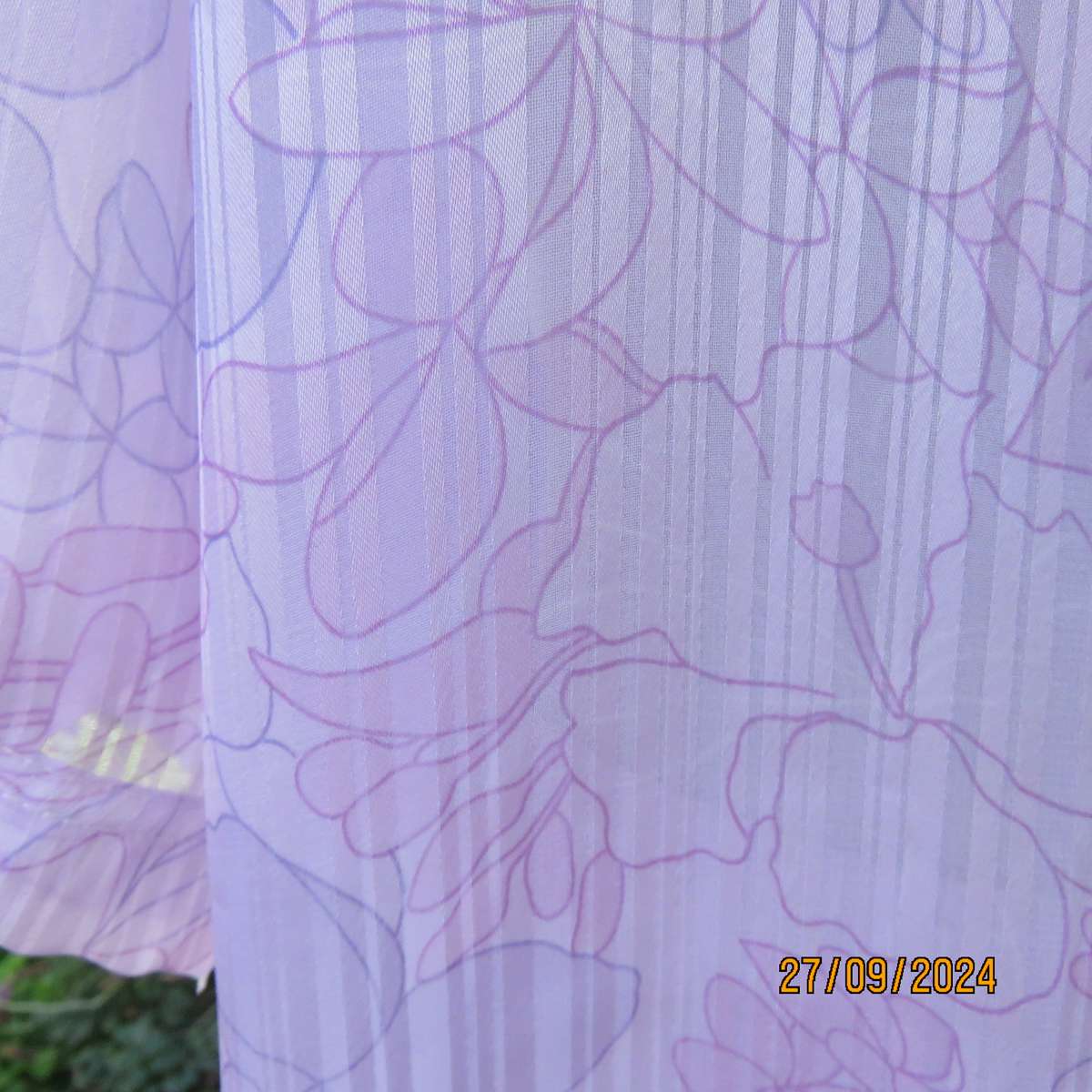 REFLEX opaque pale lavender striped-floral short sleeve top. Size 42.