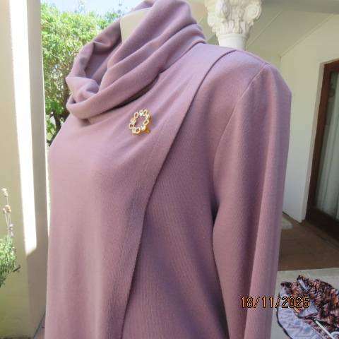 JIXI Clothing dusty mauve long sleeve slip over polyester knit top with poloneck. Size 38