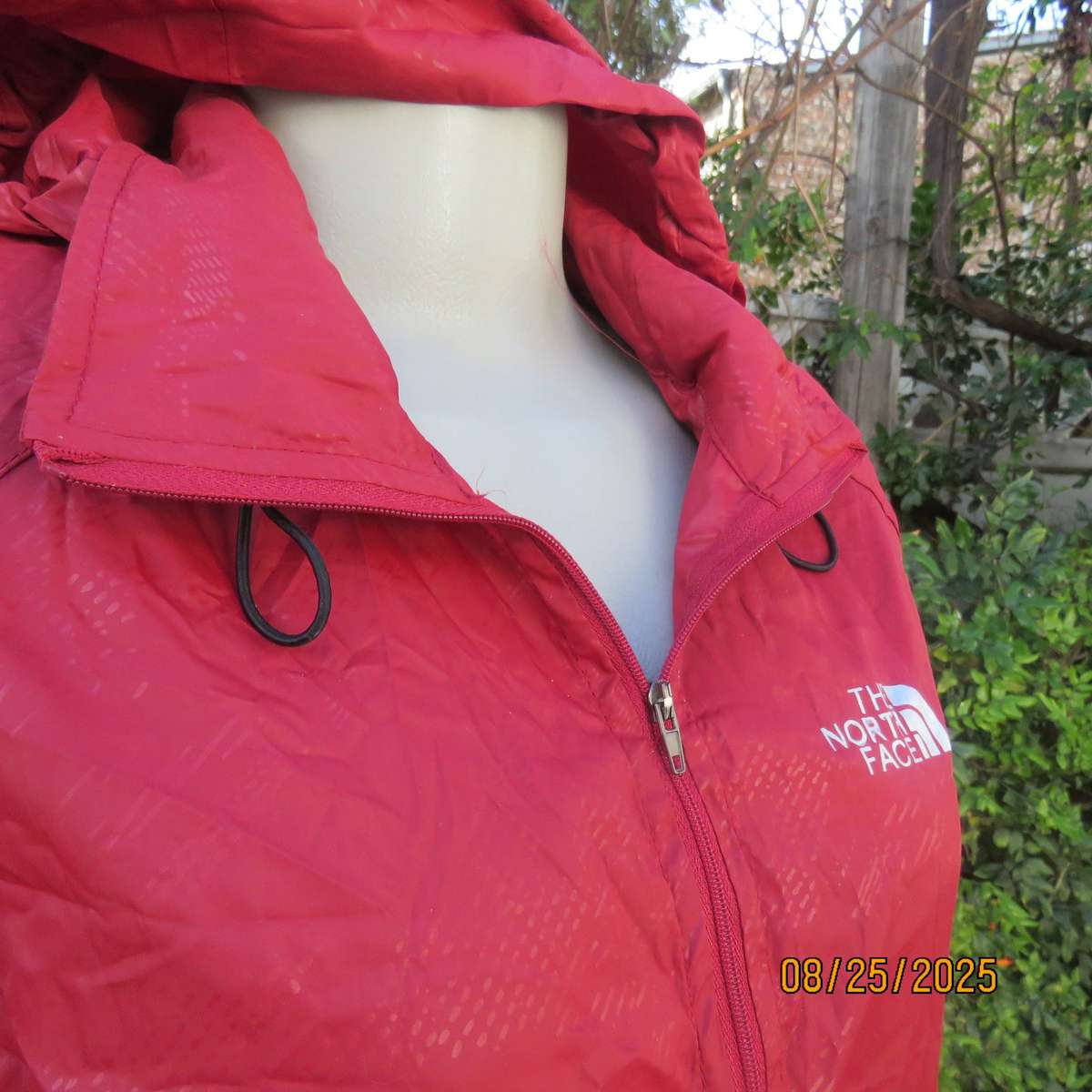 THE North Face red nylon windbreaker size 36 with hood and drawstrings.