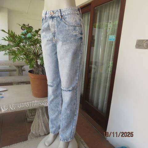 High rise mom light blue distressed look denim jeans in size 36