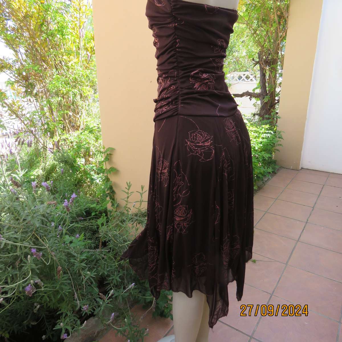 Glamour brown strapless dropped waist dress. Asymmetrical seamline. Bold glam roses.Size 34.