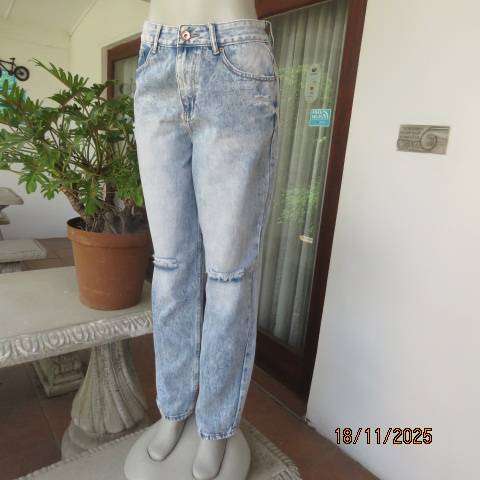 High rise mom light blue distressed look denim jeans in size 36