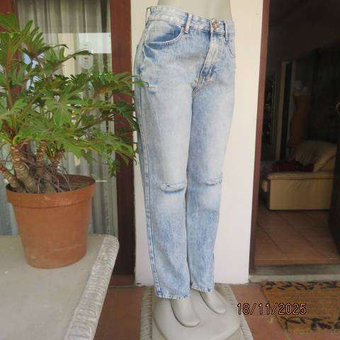 High rise mom light blue distressed look denim jeans in size 36