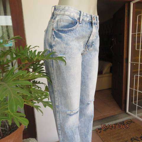 High rise mom light blue distressed look denim jeans in size 36