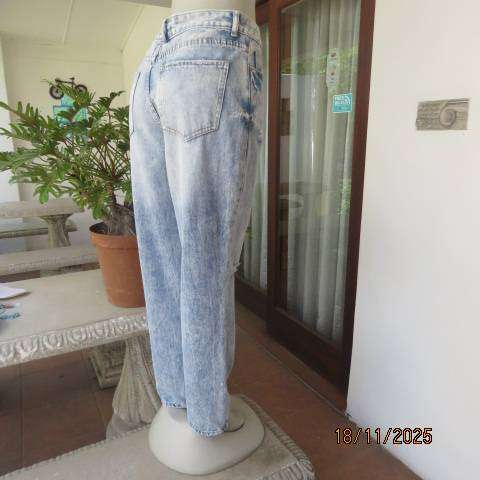 High rise mom light blue distressed look denim jeans in size 36