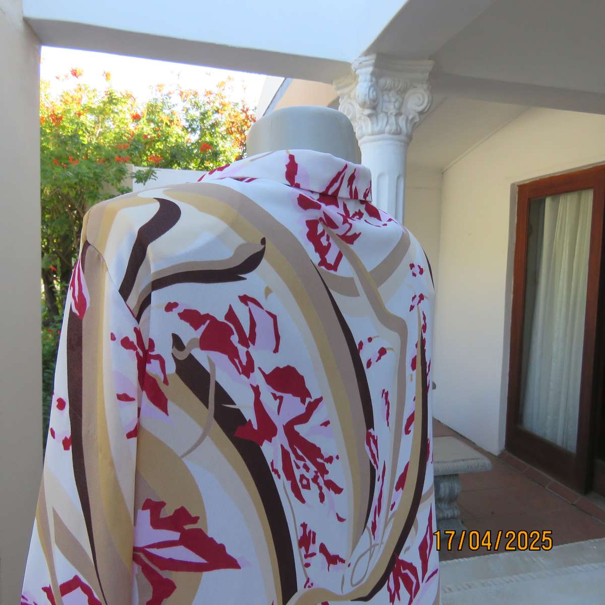 MICHAELA tastefully printed top in beige-brown with maroon-pink flowers. Size 42