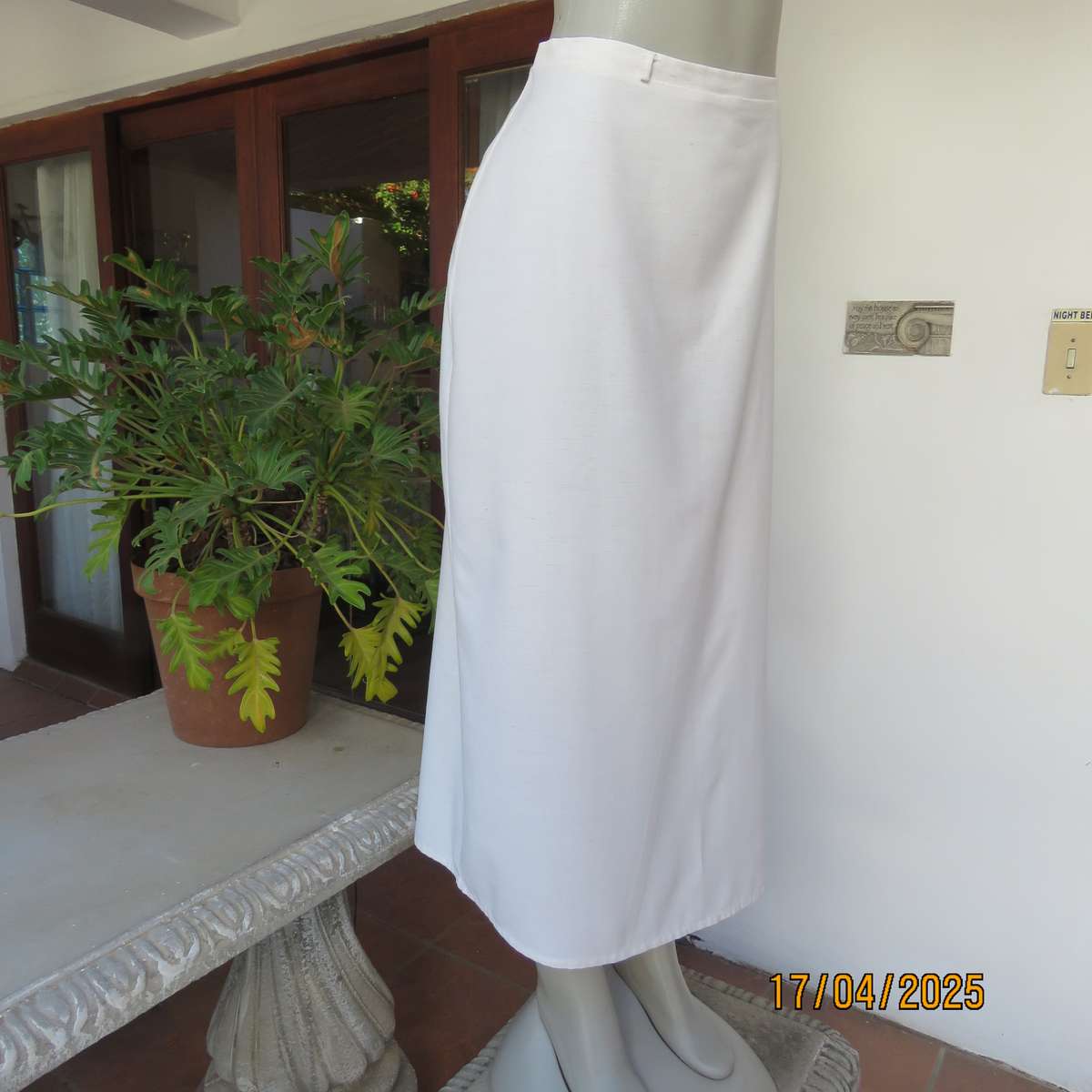 IN FOCUS mottle cream ankle length polycotton pencil skirt size 42. As new