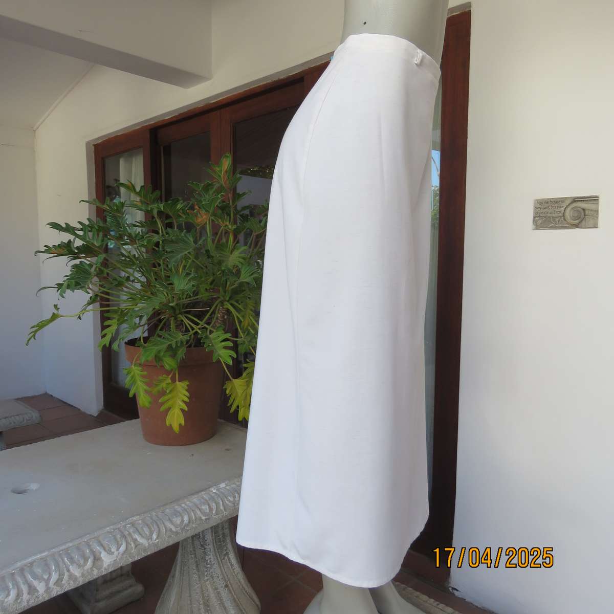 IN FOCUS mottle cream ankle length polycotton pencil skirt size 42. As new