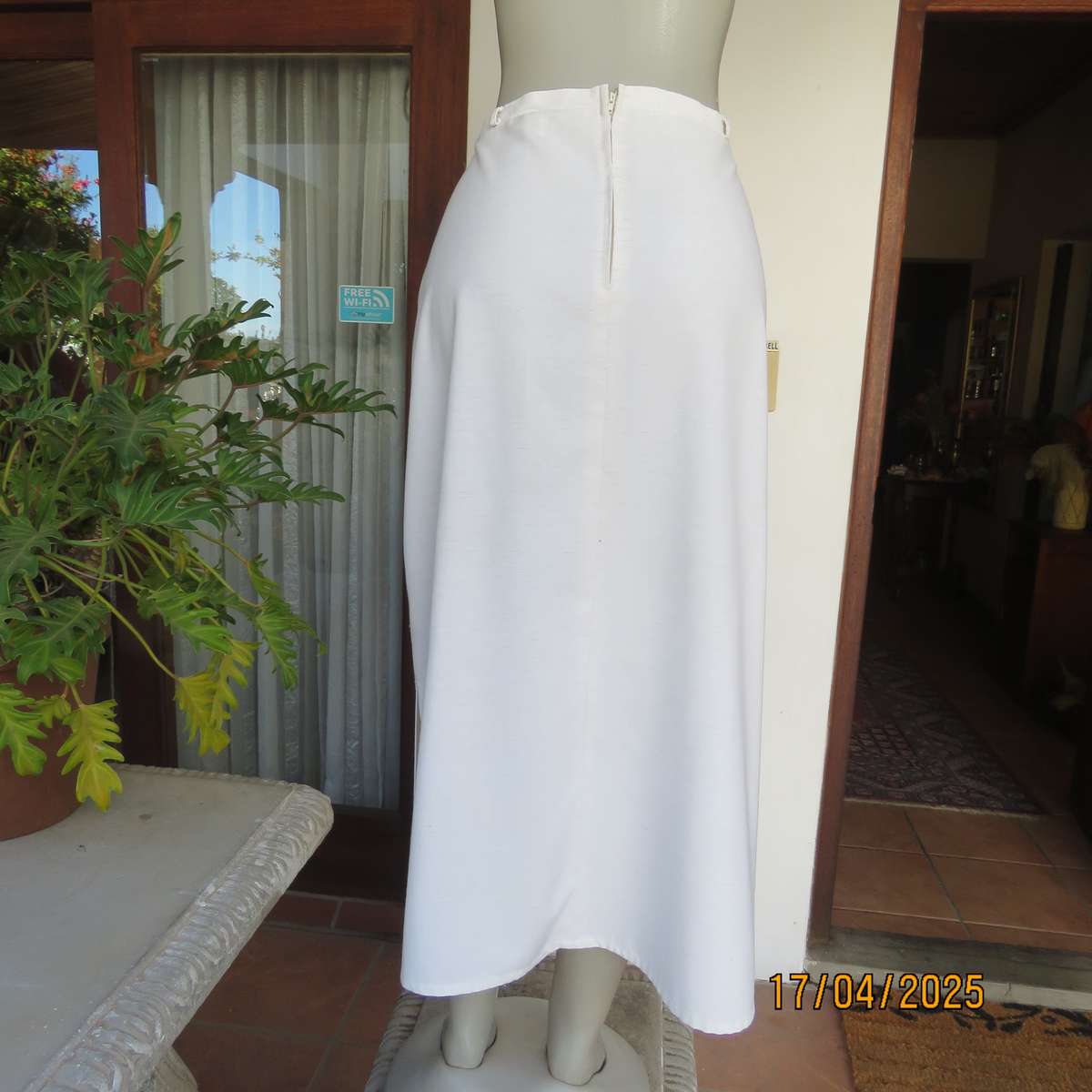 IN FOCUS mottle cream ankle length polycotton pencil skirt size 42. As new