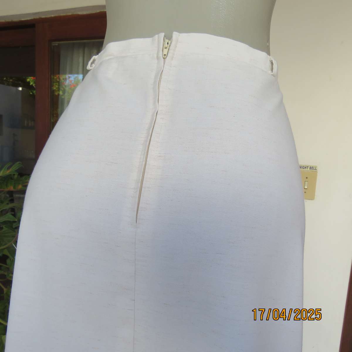 IN FOCUS mottle cream ankle length polycotton pencil skirt size 42. As new