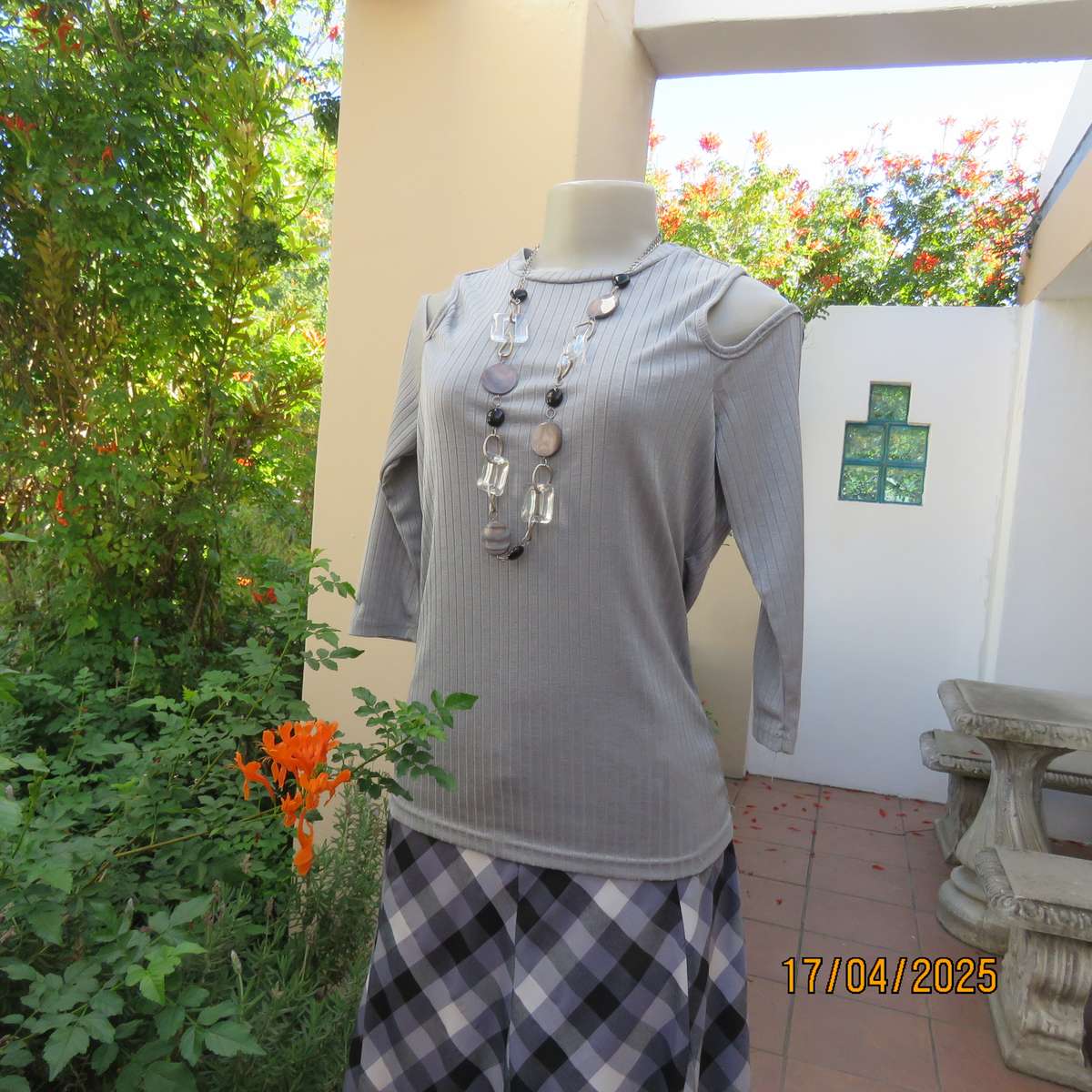 FASHION EXPRESS silvergrey ribbed stretch polyester naked shoulder top size 36.