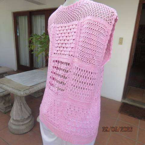 Cherry pink crochet slip over top in lace patterns and knitted ribbing, size 40