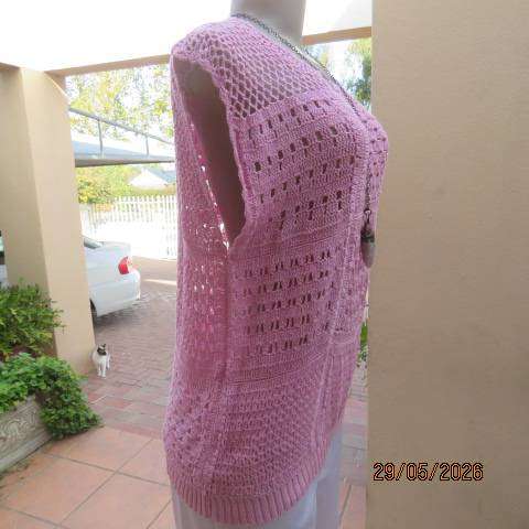 Cherry pink crochet slip over top in lace patterns and knitted ribbing, size 40