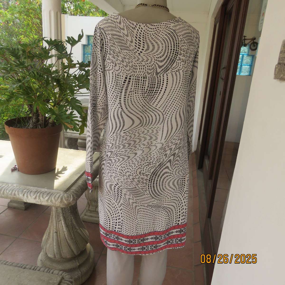 Boutique made monochrome graphic print with crimson border long top-dress. Size 36