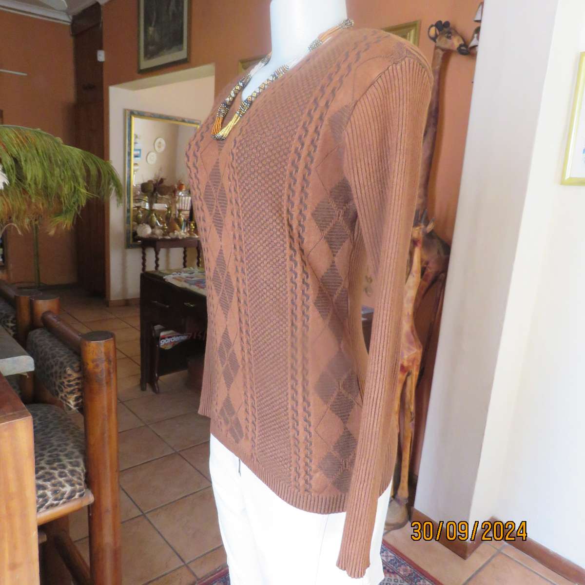 Fabulous long sleeve pullover in golden browns. Knitted in stretch polyester yarn.Size 36 to 38.