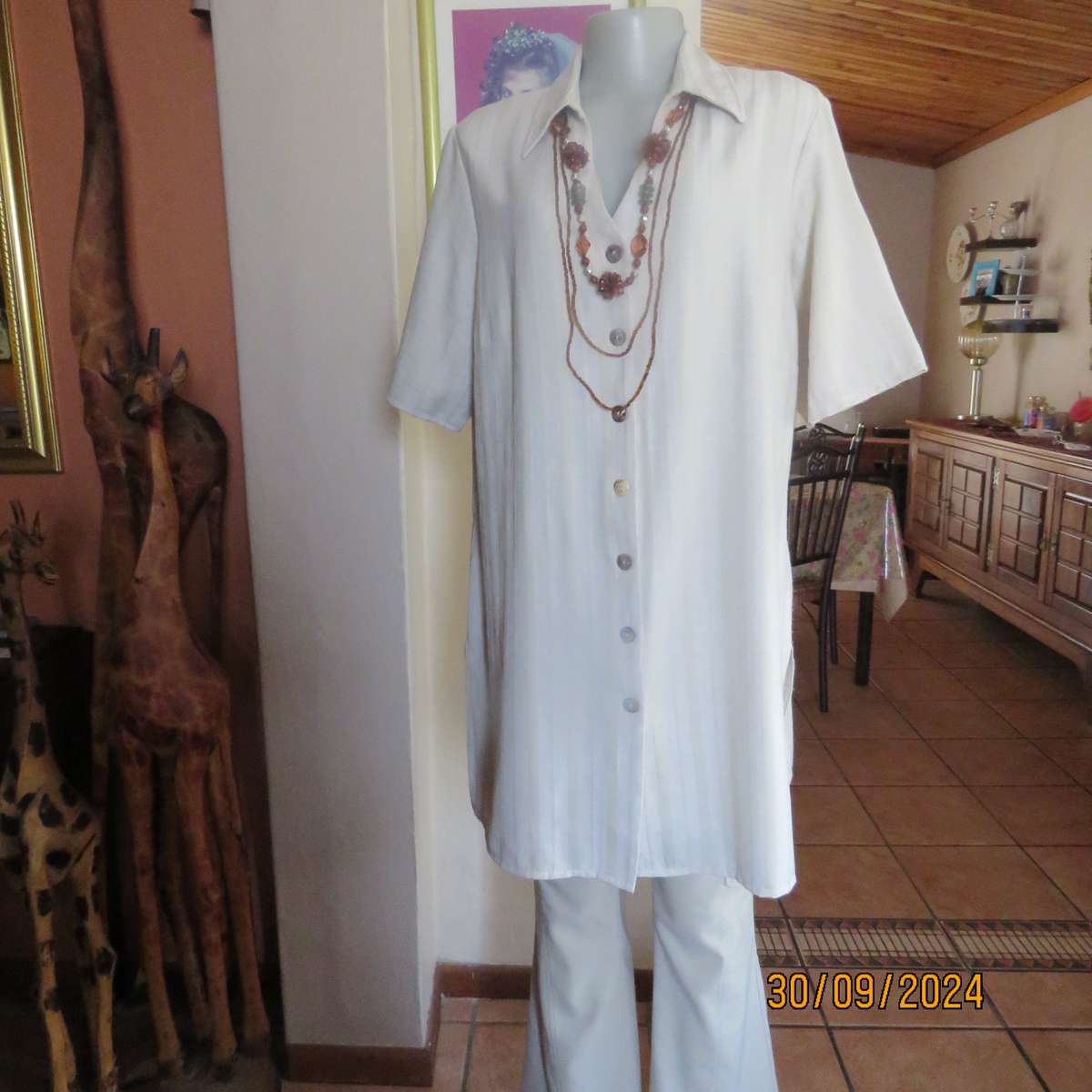 DONNA-CLAIRE high quality extra long short sleeve jacket.In natural colours. Size 42