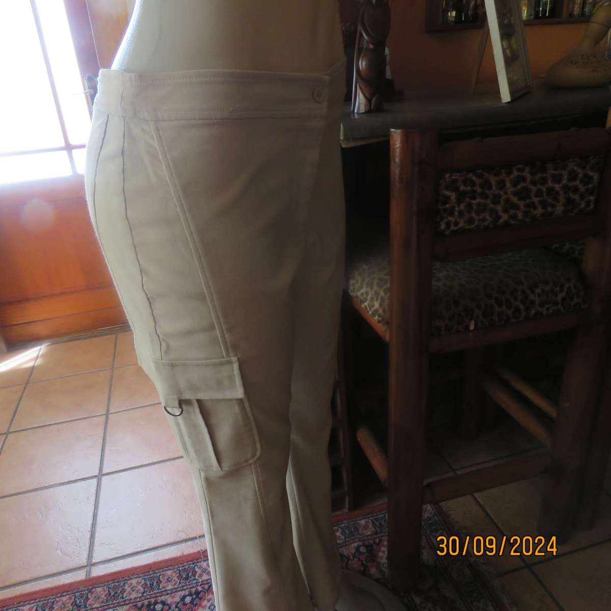 STATURE cream stretch polyester well cut bootlegged pants size 36.