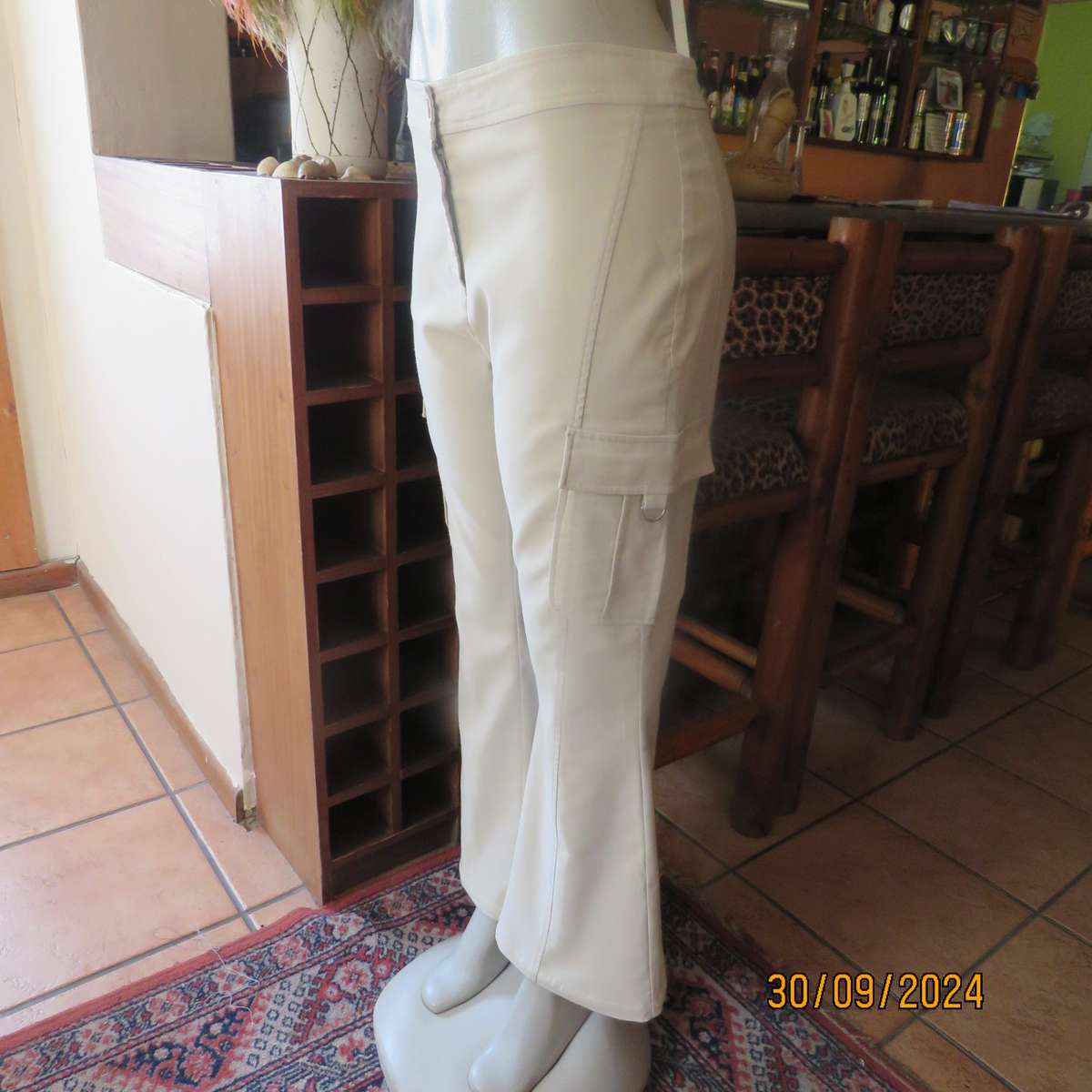 STATURE cream stretch polyester well cut bootlegged pants size 36.