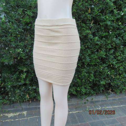 Gold lurex and cream polyester stretch mini skirt with horizontal embossment. Size 36