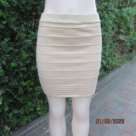 Gold lurex and cream polyester stretch mini skirt with horizontal embossment. Size 36