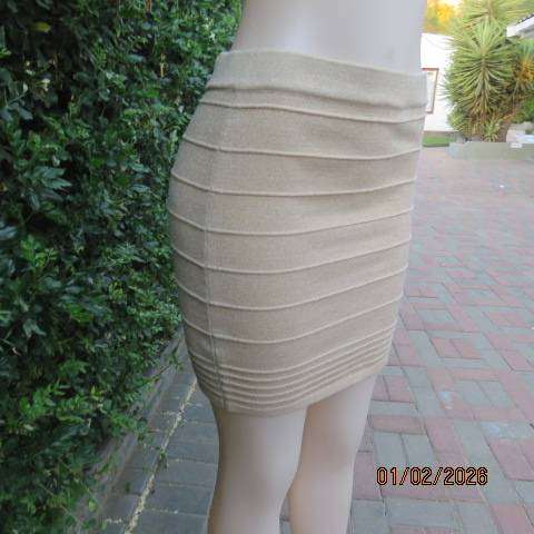 Gold lurex and cream polyester stretch mini skirt with horizontal embossment. Size 36